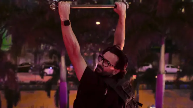 Saif Ali Khan în timp ce Rehan Roy coboară pe o linie cu fermoar în Jewel Thief - The Heist începe