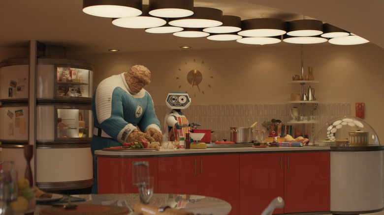 Herbie și Ben Grimm gătesc niște mâncare împreună în Fantastic Four: Primii pași