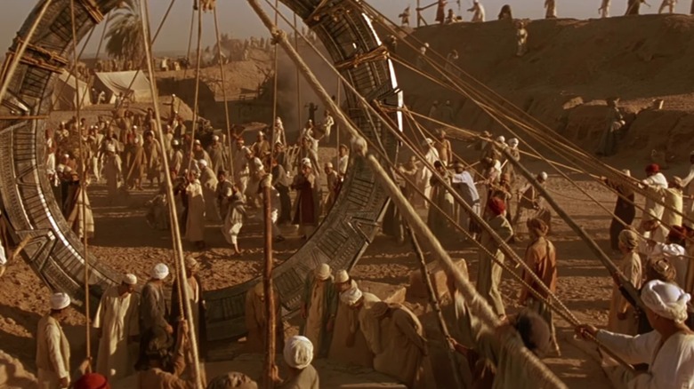 Un inel metalic este dezgropat de excavatoare în Stargate