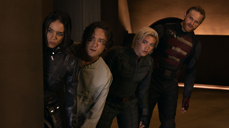 Ghost, Bob, Yelena și John Walker se apleacă într -un colț ca niște copii curioși în tunete*