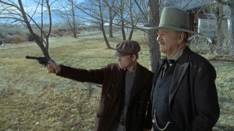 John Wayne ca John Bernard Books îl învață pe Ron Howard ca Gillom Rogers cum să filmeze în The Shootist