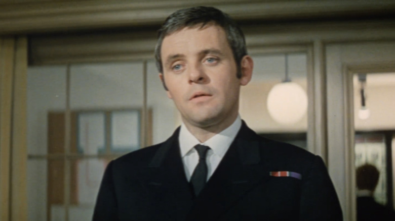 Philip Calvert al lui Anthony Hopkins stă în uniformă în momentul în care Eight Bells Toll