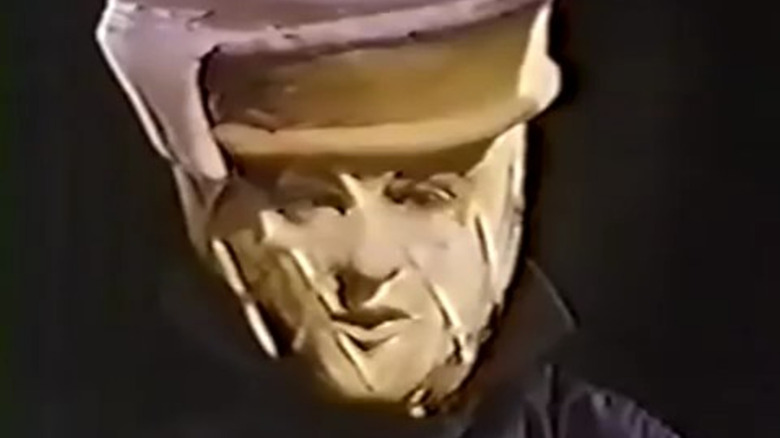 Domnul Softy se uită la aparatul foto din Swirlee