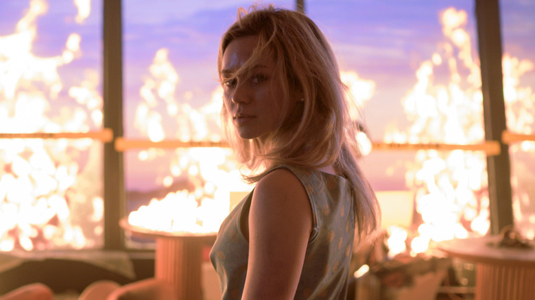 Iris urmărind clădirea arzând în linii de sânge de destinație finală