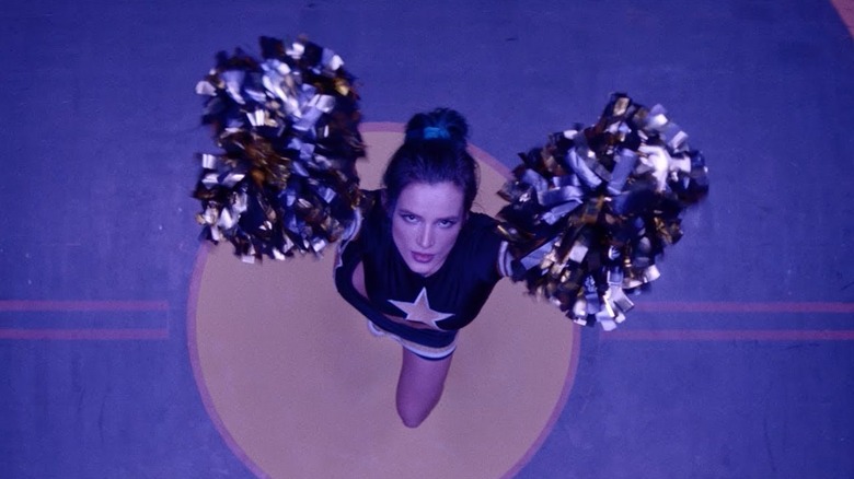 Reagan Hall efectuând o rutină de majorete în națiunea de asasinat