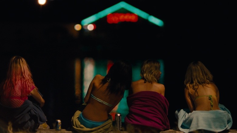 Un grup de fete care stau unul lângă altul în spargeri de primăvară