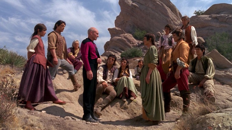 Picard și o grămadă de Mintakans pe o planetă asemănătoare cu roci Vasquez de pe Star Trek: The Next Generation