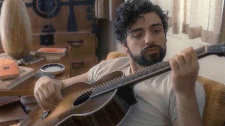 Oscar Isaac Noodles la o chitară ca Llewyn Davis în Inside Llewyn Davis
