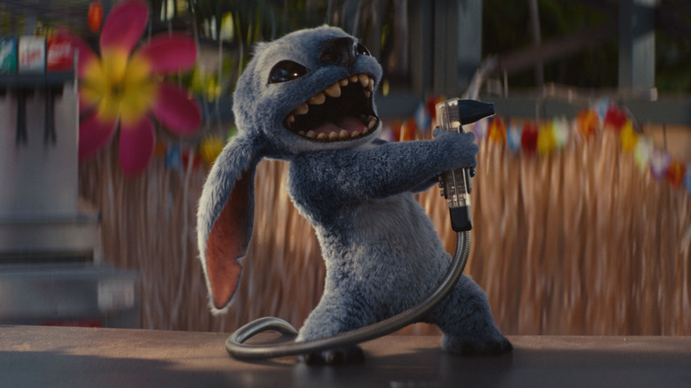 Stitch jucându -se cu arma de sodă din Lilo & Stitch (2025)