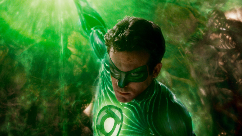 Lanterna verde în spațiu, strălucind din inelul său în Green Lantern.