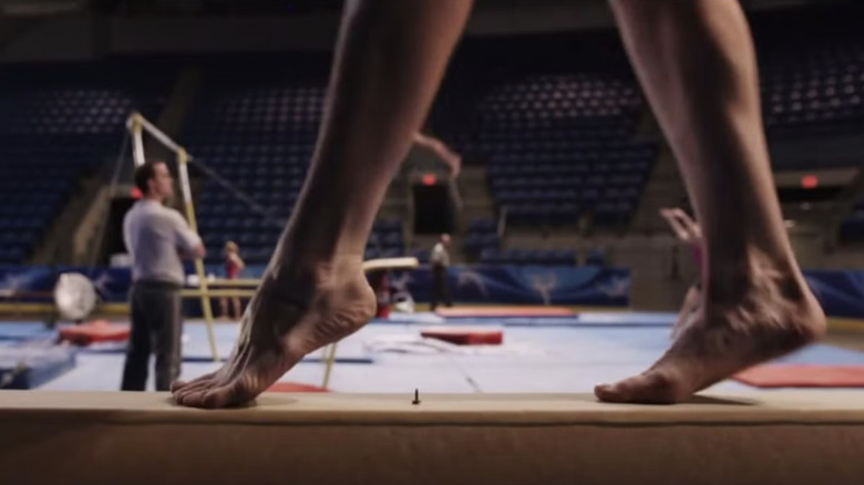 O gimnast pe cale să pășească pe un șurub în destinația finală 5