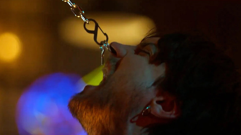 Erik cu inelul său de sept lipit de un lanț în linii de sânge de destinație finală