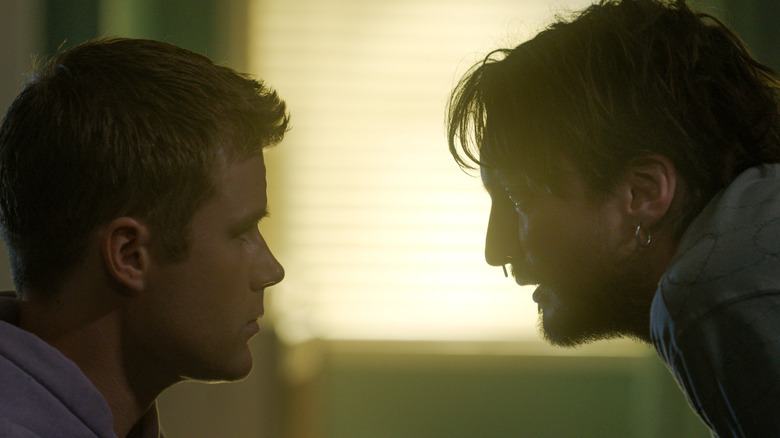 Erik se uită la Bobby și încearcă să -l mângâie în linii de sânge de destinație finală