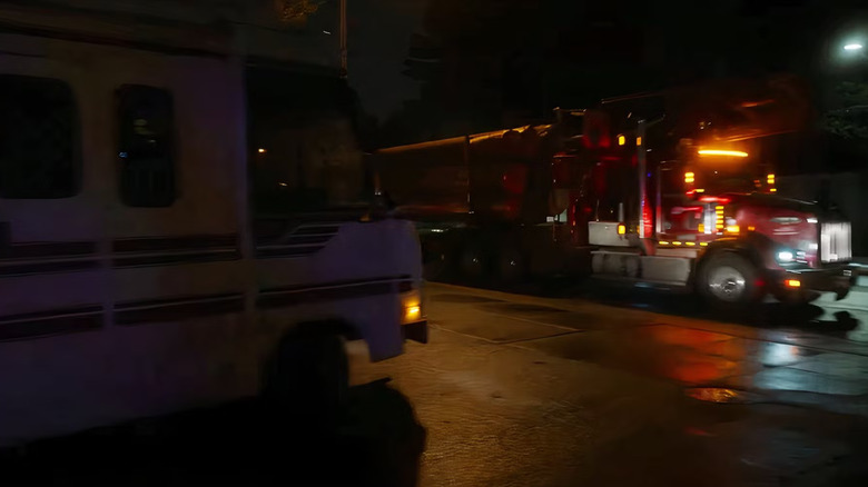 Un camion de jurnal aproape că lovește RV -ul familiei în destinația finală: linii de sânge