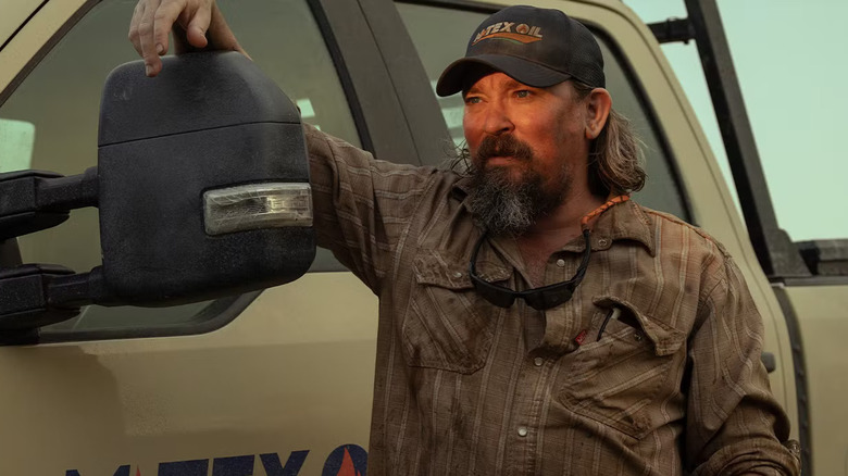 James Jordan în rolul lui Dale stând lângă camionul său din Landman