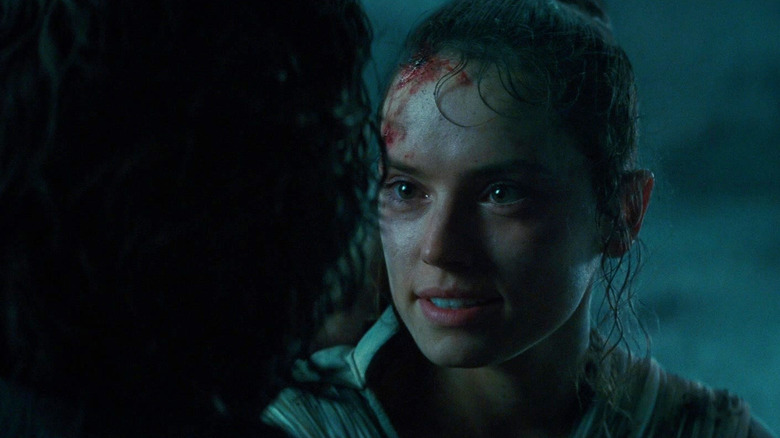 Rey zâmbind la Ben în Star Wars: The Rise of Skywalker