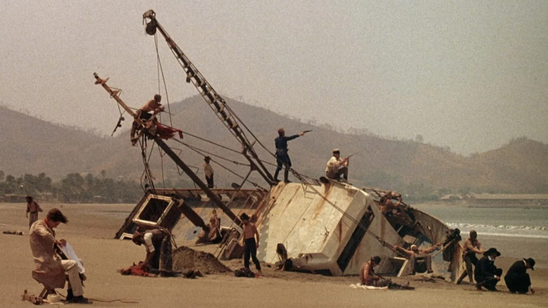 Soldații care se luptă pe o barcă blocată pe uscat, o lovitură de la Walker.