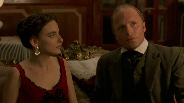 Doña Yrena se uită la Walker în filmul Walker.