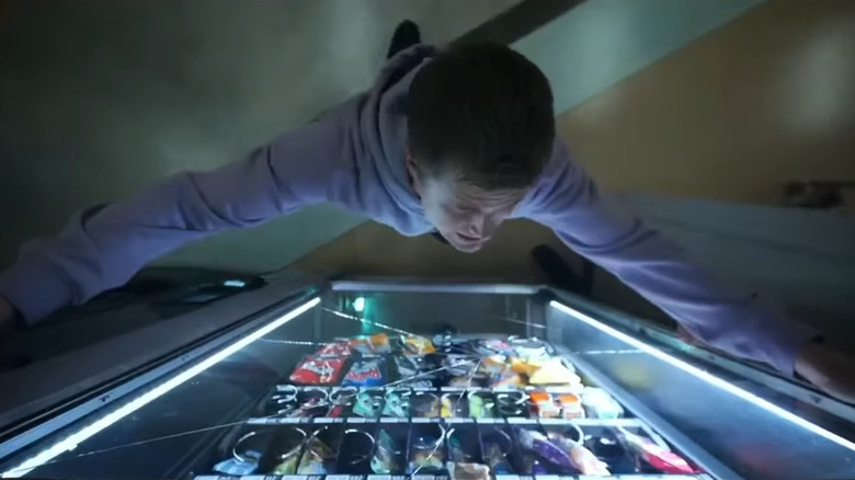 Bobby stând în fața unei autovehicule în destinația finală: linii de sânge