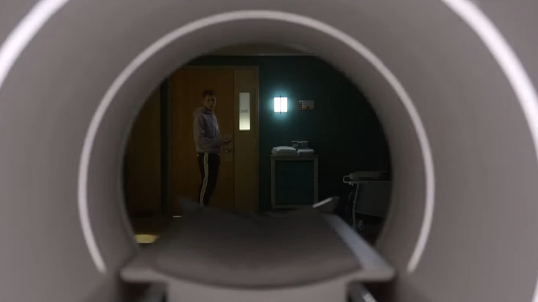 Bobby stând în fața unei mașini RMN active