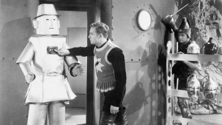 Gene Autry Futzes cu un robot în timp ce un atacator se pregătește să -l atace în Imperiul Phantom