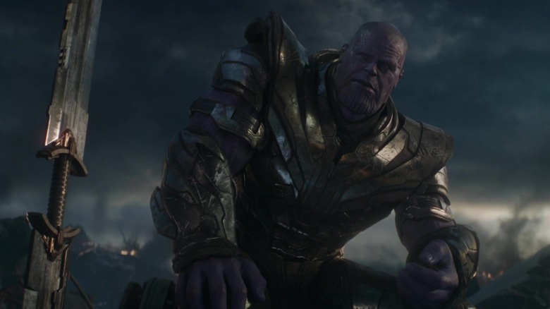 Thanos stând lângă sabia lui în Avengers: Endgame