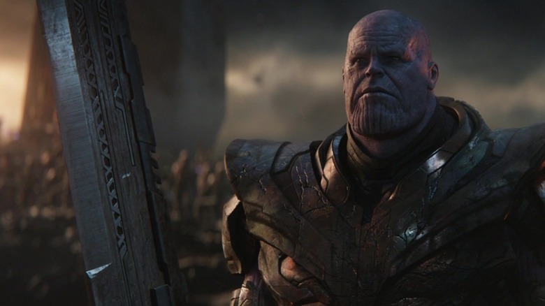 Thanos cu sabia lui pe câmpul de luptă din Avengers: Endgame