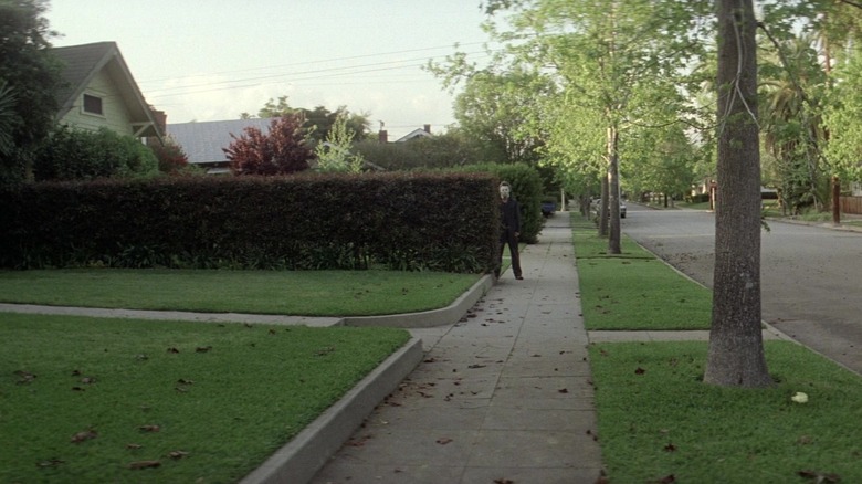 Michael Myers stă în spatele unei garduri de Halloween