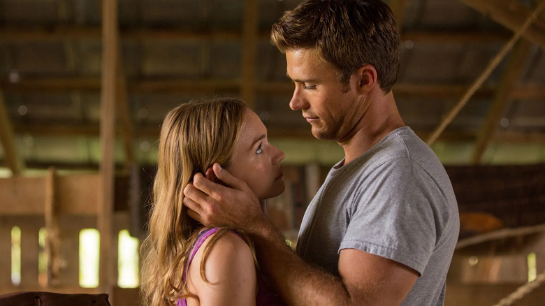 Luke (Scott Eastwood) leagănă ușor fața Sophiei (Britt Robertson) în timp ce se uită în ochii celuilalt cu o expresie serioasă și iubitoare în interiorul unui cadru rustic, asemănător hambarului, în cea mai lungă călătorie