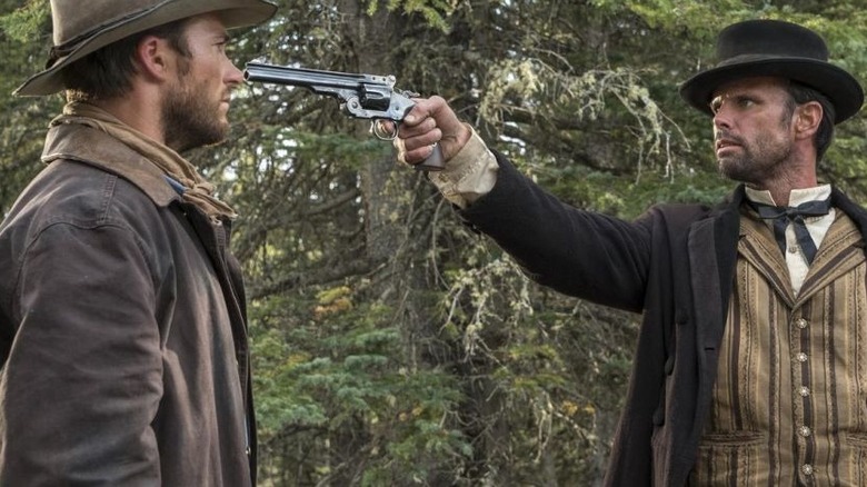 Ezra (Walton Goggins), purtând o pălărie și un costum de bowler, își propune un revolver la Cowboy Jackson (Scott Eastwood) în mijlocul pădurii în timpul acestei scene tensionate de la Diablo