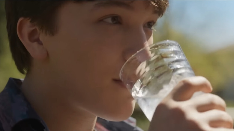 Charlie bea limonada interzisă în destinația finală: linii de sânge