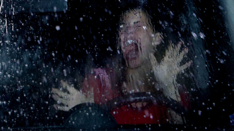 O femeie care țipă într -o mașină umedă în destinația finală.