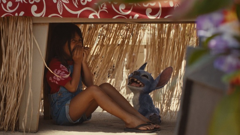 Lilo și Stitch ascunzându -se sub o masă