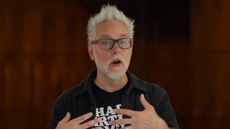 James Gunn vorbind în videoclipul de anunț al Universului DC