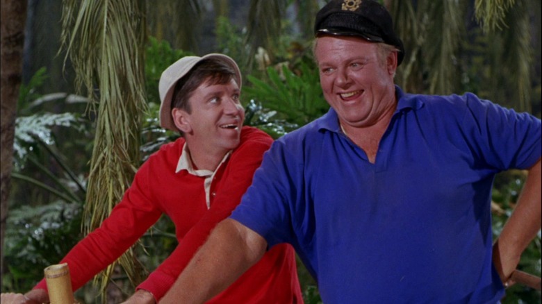 Gilligan pe o bicicletă de lângă skipper de pe insula lui Gilligan