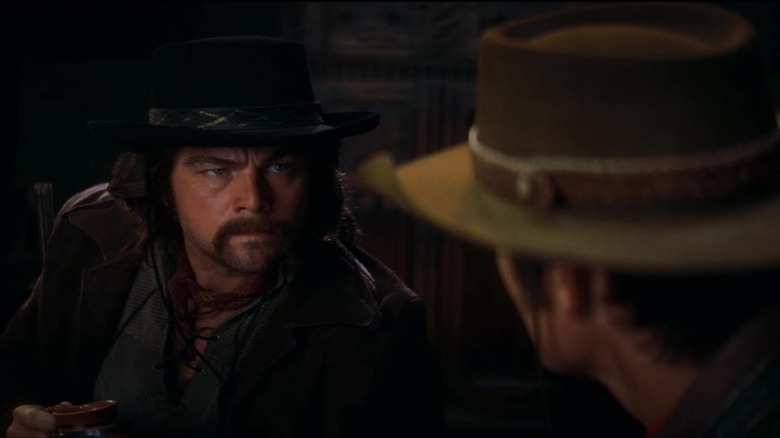 Rick Dalton ca personajul său Lancer privindu -l pe Johnny Madrid în Once Upon a Time la Hollywood