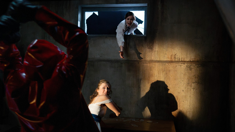 Lori și Megan încearcă să scape de criminalul din Fear Street: Prom Queen