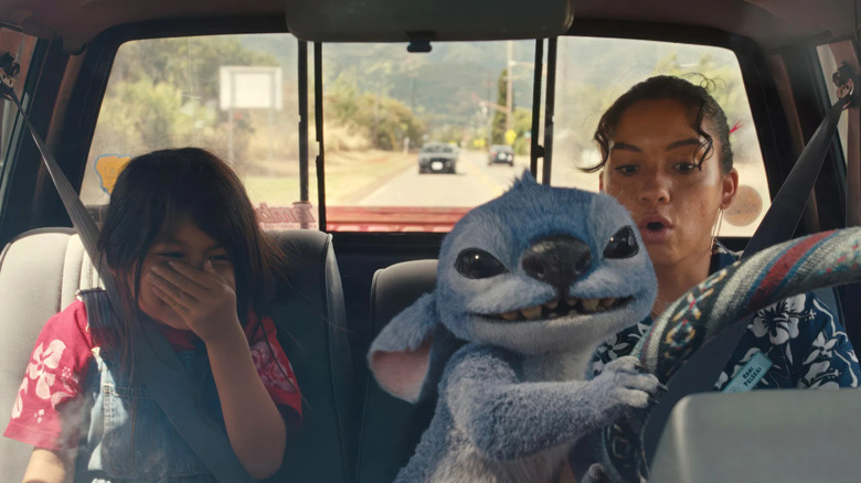 Maia Kealoha ca Lilo, Sydney Agudong în calitate de nani alb albă o plimbare cu camionul pilotat de Stitch în Lilo & Stitch