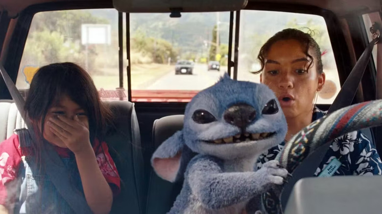 Lilo, Stitch și Nani stau în camionul lui Nani din Lilo & Stitch