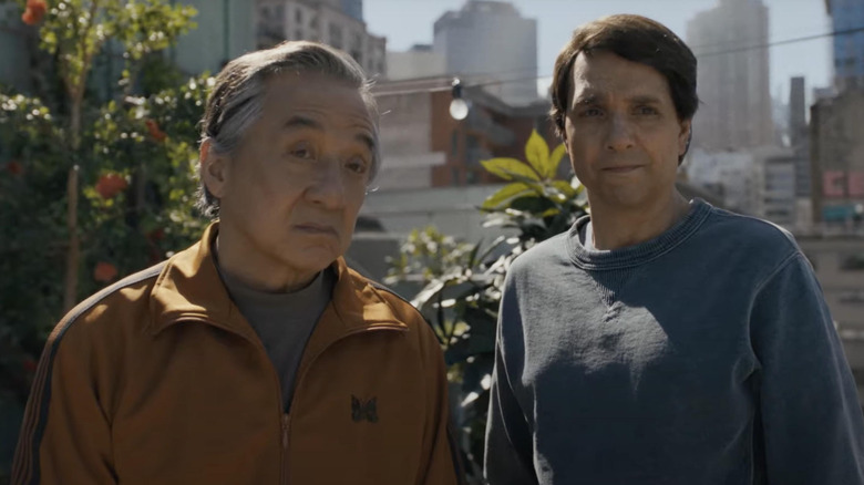 Jackie Chan ca domnul Han și Ralph Macchio în rolul lui Daniel Larusso pe acoperiș în Karate Kid: Legends