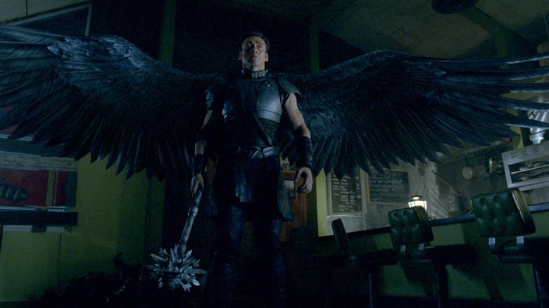 Kevin Durand în rolul lui Gabriel cu aripile întinse și Mace în mână în Legiune