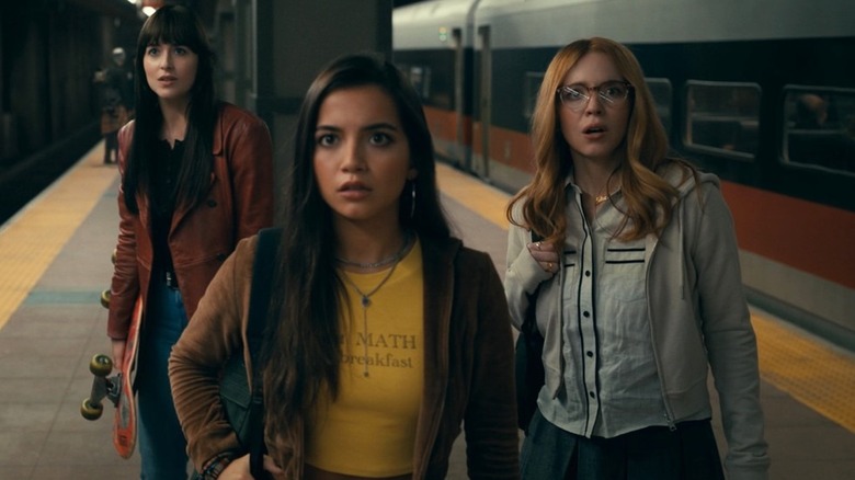 Cassie, Anya și Julia în stația de metrou arătând speriată în Madame Web