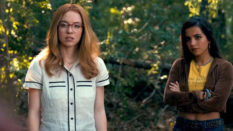 Julia și Anya stând în pădure arătând sceptici în Madame Web