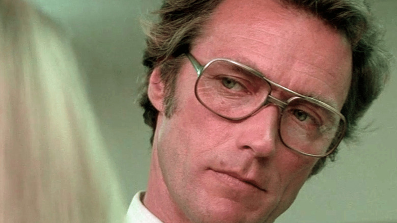 Jonathan Hemlock de la Clint Eastwood, care privește flirtat la o tânără în sancțiunea Eiger