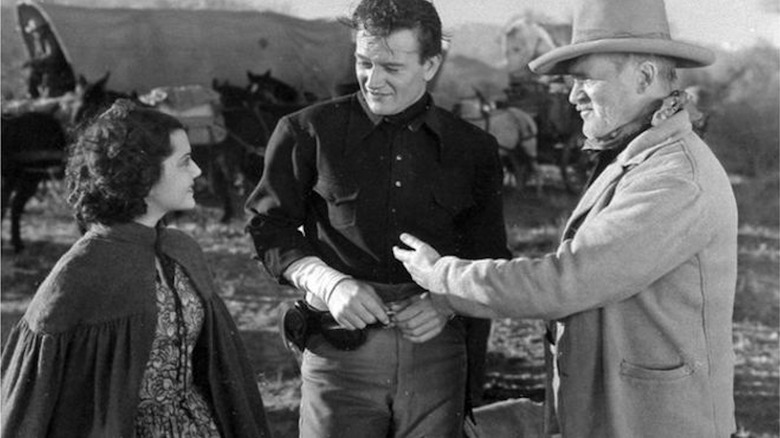 John Wayne în calitate de căpitan John Delmont o întâlnește pe Ann Rutherford ca Anne Ridgeley în Oregon Trail