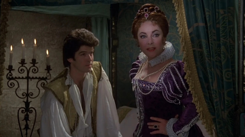 Pierce Brosnan într -un rol necreditat și Elizabeth Taylor ca Marina Gregg în oglinda Crack'd