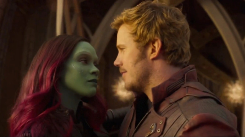 Gamora și Peter împărtășesc o privire de dor în Guardians of the Galaxy Vol. 2