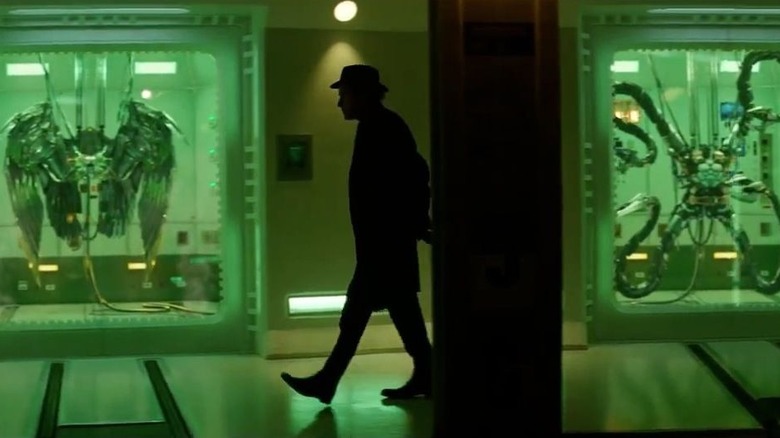 Michael Massee în rolul lui Gustav mergând pe holul Ravencroft în 