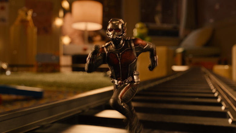 Paul Rudd în rolul lui Scott Lang care îmbrăcă costumul Ant-Man, alergând pe un pian 