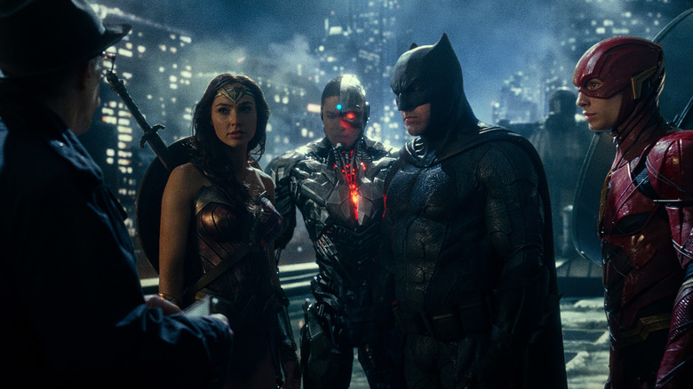 Comisarul Gordon vorbind cu Wonder Woman, Cyborg, Batman și The Flash in Justice League.